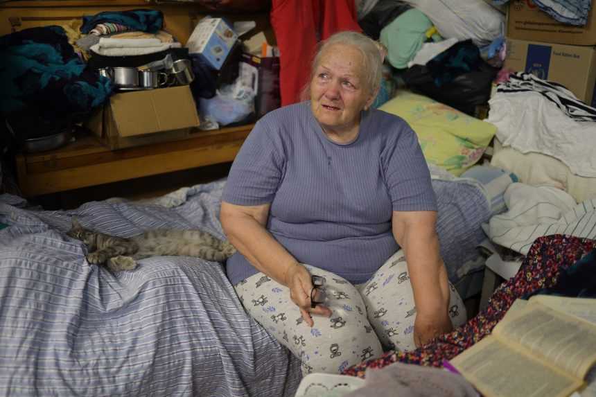 Na sn&iacute;mke je pani Oľga v miestnosti, v ktorej žije.