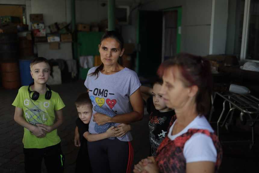 Na sn&iacute;mke psychologička Anast&aacute;zia s deťmi.