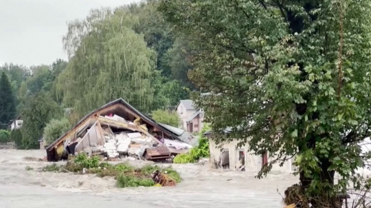 Živel napáchal v Česku početné škody, hlásia aj prvú obeť.