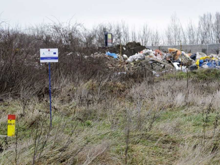 Na snímke skládka vo Vrakuni.