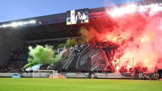 Fanúšikovia Spartaka počas zápasu medzi FC Spartak Trnava a ŠK Slovan Bratislava.