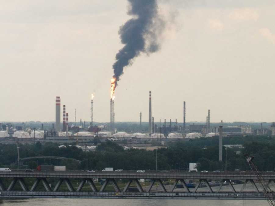 Plameň a čierny dym v areáli Slovnaftu.