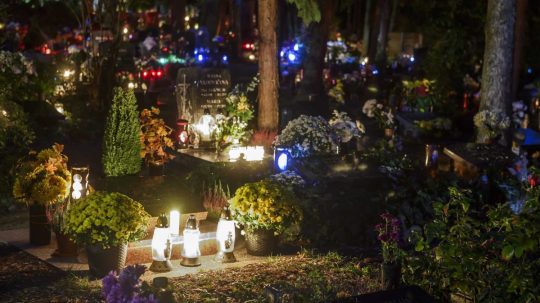 Večerná snímka z Cintorína Vrakuňa pred blížiacim sa Sviatkom všetkých svätých v Bratislave.