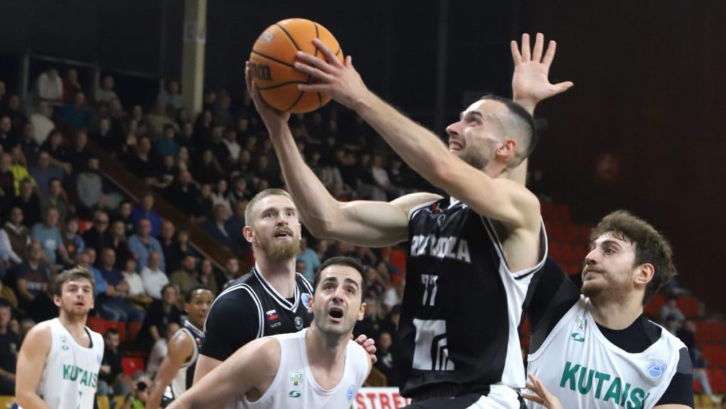 VIDEO: Nevídaná basketbalová fraška. Súper Prievidze opakovane sabotoval svoje vlastné šance na víťazstvo