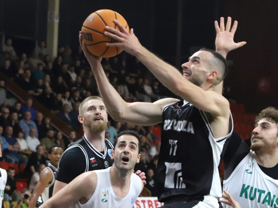 VIDEO: Nevídaná basketbalová fraška. Súper Prievidze opakovane sabotoval svoje vlastné šance na víťazstvo