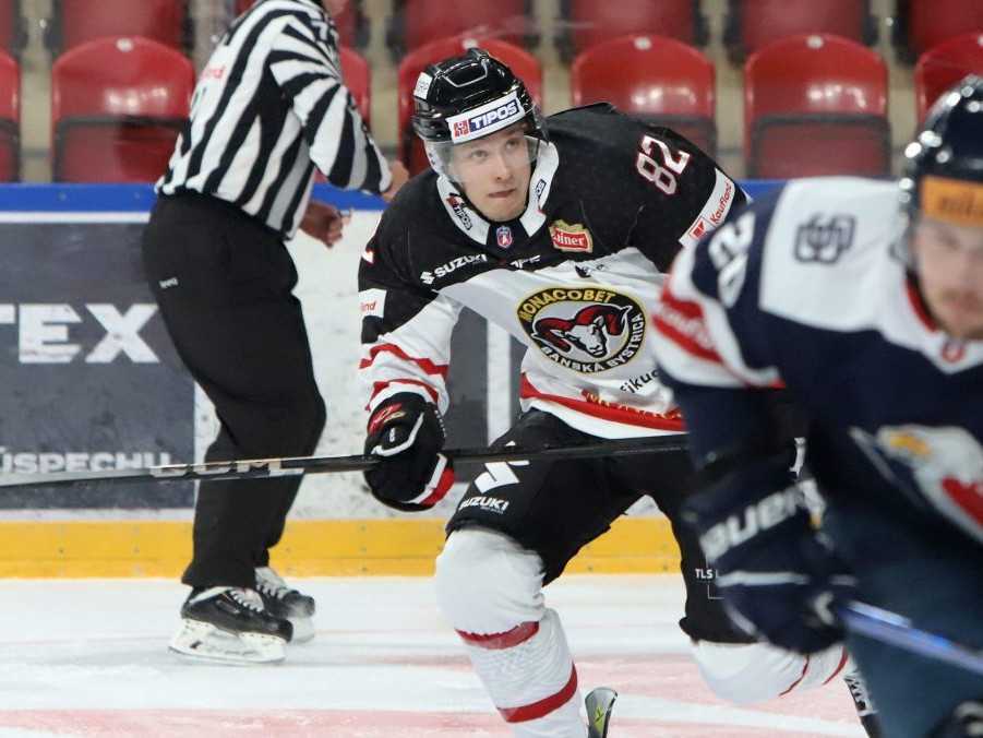 Na snímke uprostred Andrej Kukuča (Banská Bystrica) v zápase so Slovanom.T