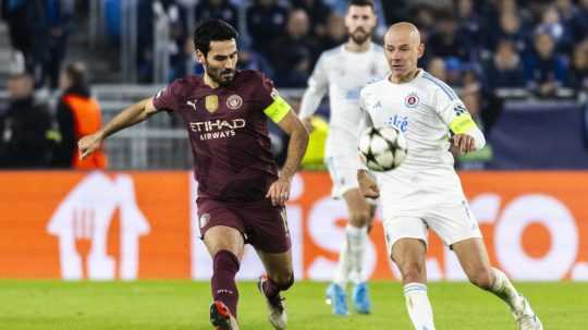 Na snímke zľava Ilkay Gündogan (Manchester) a Vladimír Weiss (Slovan).