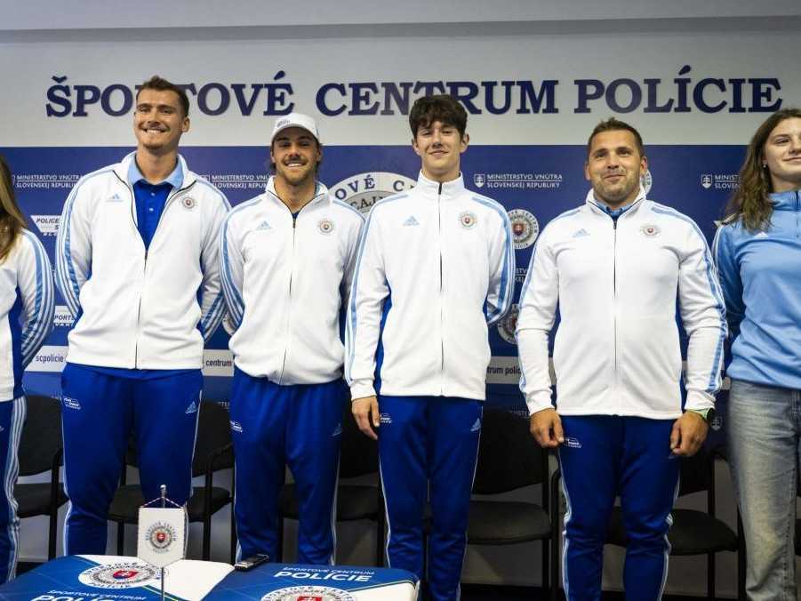 Slovenskí olympionici, zľava Katarína Pitoňáková, Samuel Sákal, Samuel Jaroš, Adam Hagara, Jozef Ninis a Tamara Tokárová.