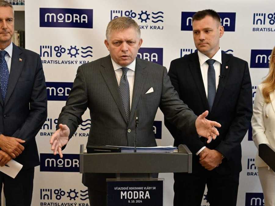 Na snímke tlačová konferencia po výjazdovom rokovanie vlády v Modre.