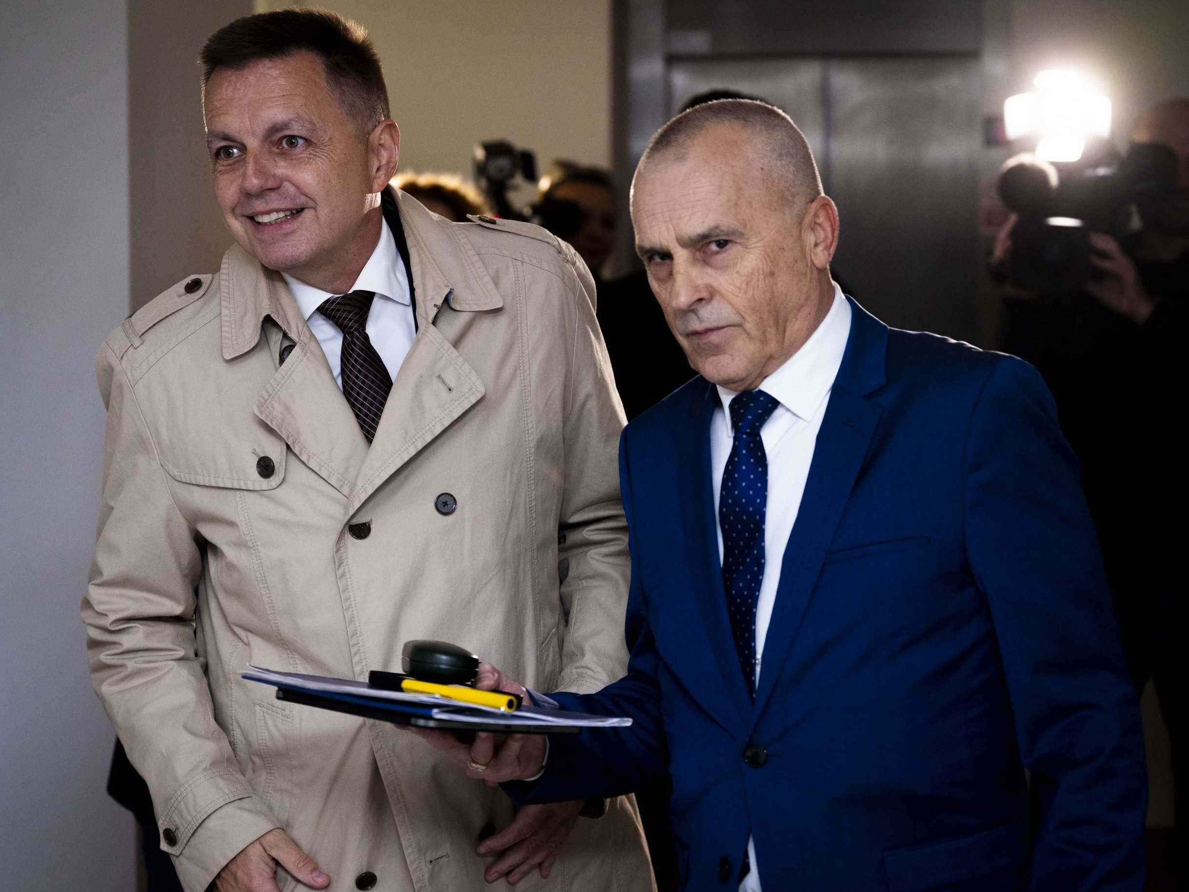 Peter Kažimír a advokát Ondrej Mularčík.