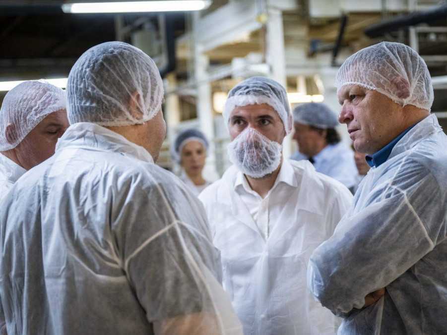 Na snímke sprava predseda vlády SR Robert Fico (Smer-SD) a minister pôdohospodárstva a rozvoja vidieka Richard Takáč.