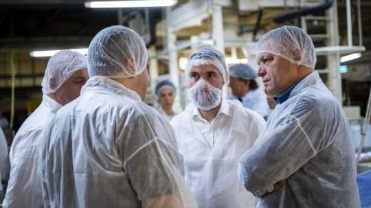 Na snímke sprava predseda vlády SR Robert Fico (Smer-SD) a minister pôdohospodárstva a rozvoja vidieka Richard Takáč.