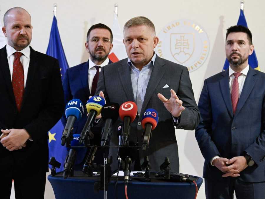 Na snímke zľava predseda SPPK Andrej Gajdoš, prvý podpredseda SPPK Emil Macho, predseda vlády SR Robert Fico a minister pôdohospodárstva a rozvoja vidieka SR Richard Takáč počas tlačovej konferencie po rokovaní s predstaviteľmi Slovenskej poľnohospodárskej a potravinárskej komory.