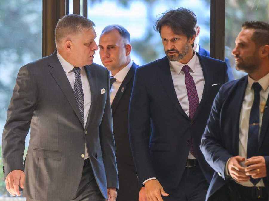 Predseda vlády SR Robert Fico a vicepremiér a minister obrany SR Robert Kaliňák prichádzajú na schôdzu vlády SR.