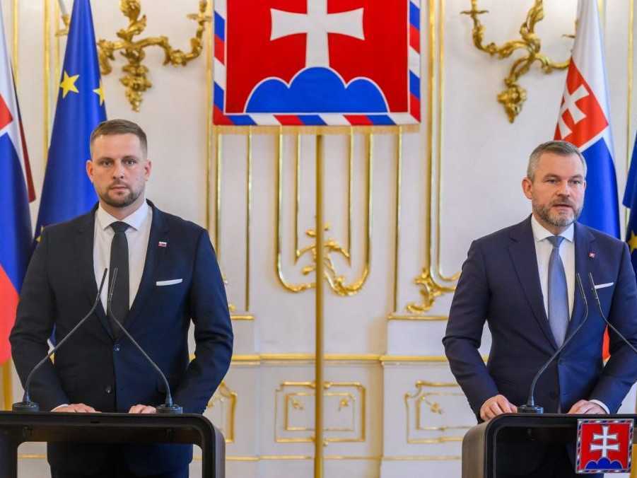 Na snímke zľava minister zdravotníctva SR Kamil Šaško (Hlas-SD) a prezident SR Peter Pellegrini.