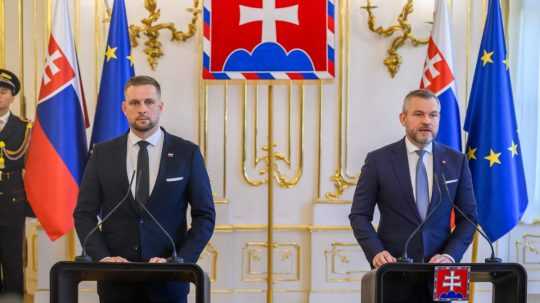 Na snímke zľava minister zdravotníctva SR Kamil Šaško (Hlas-SD) a prezident SR Peter Pellegrini.