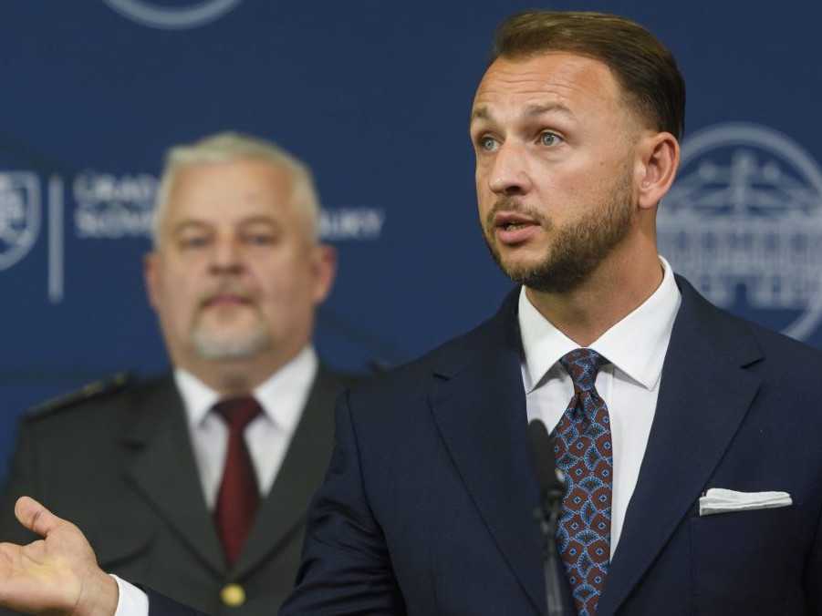 Zľava policajný prezident Ľubomír Solák a minister vnútra Matúš Šutaj Eštok.