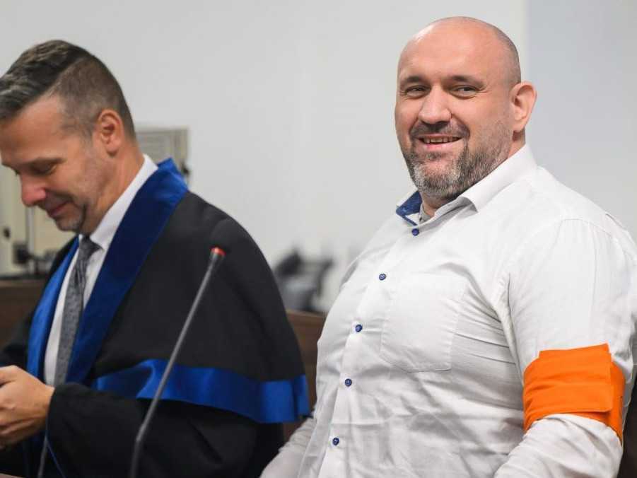 Na snímke Marián Magát jeho obhajca Martin Burian počas pojednávania na Špecializovanom trestnom súde (ŠTS) v Pezinku.