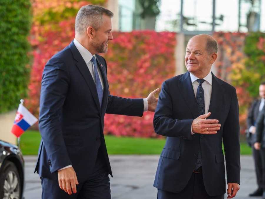 Na snímke Peter Pellegrini a Olaf Scholz.