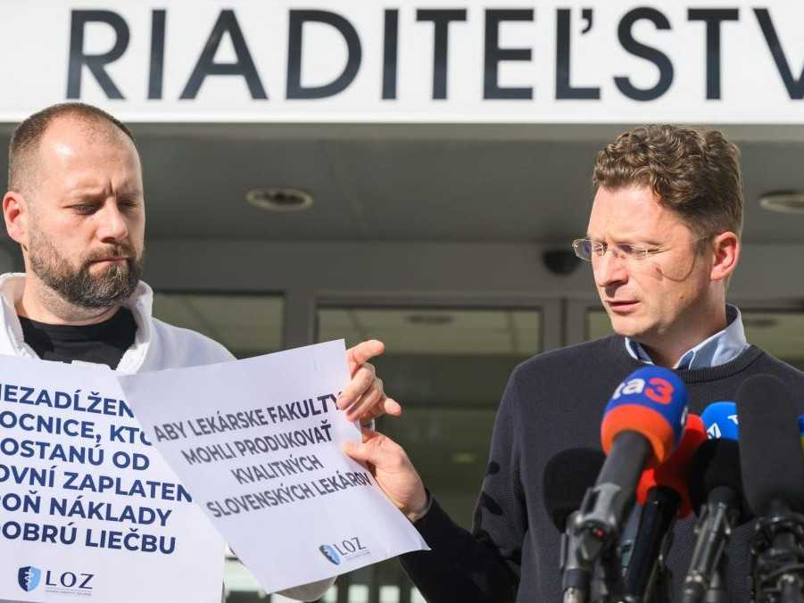 Podpredseda Lekárskeho Odborového Združenia (LOZ) Miroslav Mendel (vľavo) a predseda LOZ Peter Visolajský.