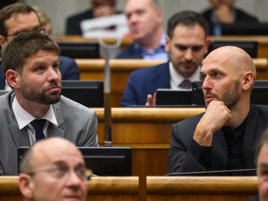 Na snímke poslanci počas schôdze NR SR.