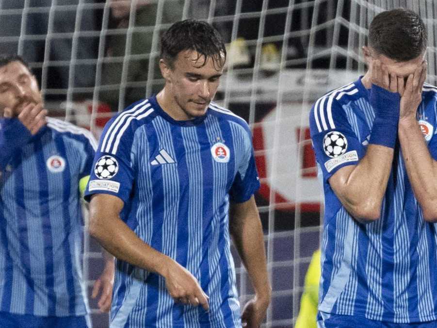 Hráči Slovana reagujú po inkasovaní druhého gólu v zápase proti Girone.