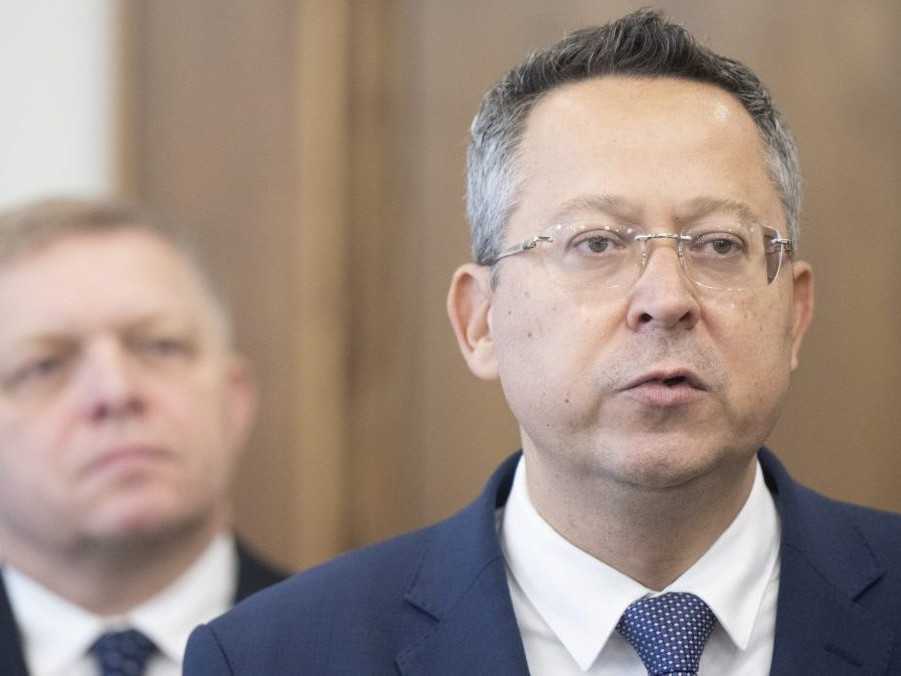 Premiér a predseda SMER-SD Robert Fico (v pozadí) a minister financií Ladislav Kamenický (Smer-SD).