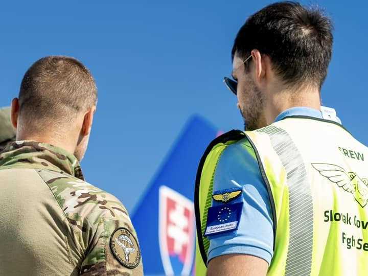 Na snímke vojaci a pracovník vzdušných síl.