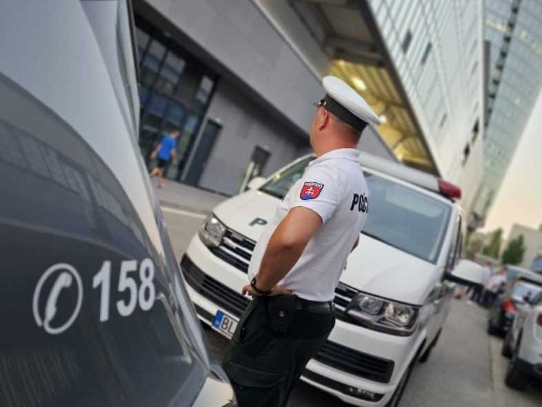 Na snímke policajt pred futbalovým štadiónom v Bratislave.