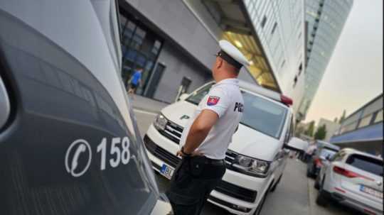 Na snímke policajt pred futbalovým štadiónom v Bratislave.