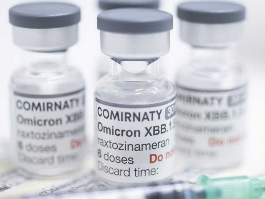 Ampulky s vakcínou proti koronavírusu.