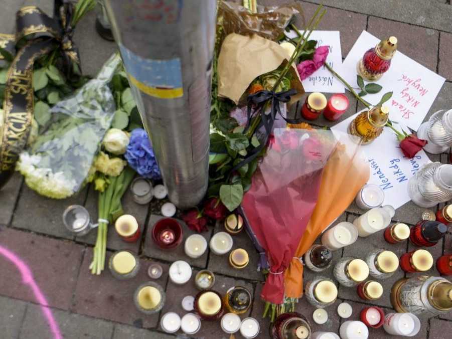 Sviečky a kvety na mieste útoku na Zámockej ulici.