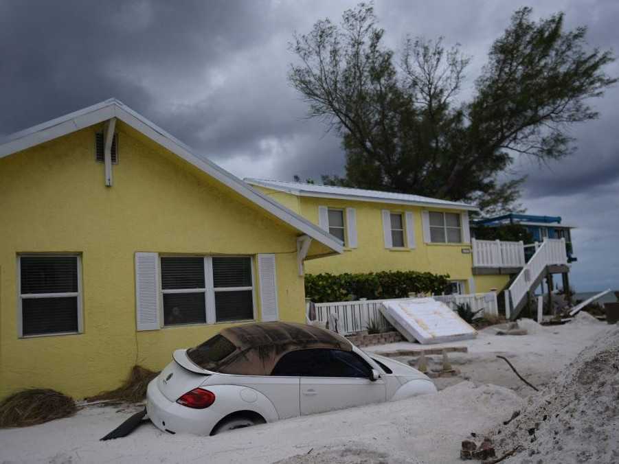 Auto zahrabané v piesku na pláži Bradenton Beach na Floride.