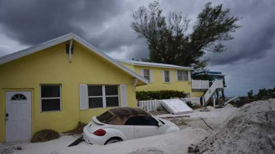 Auto zahrabané v piesku na pláži Bradenton Beach na Floride.