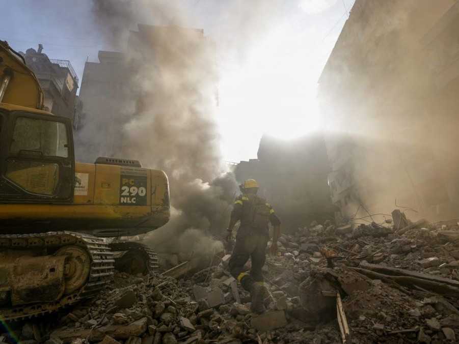 Záchranári pátrajú po preživších po izraelskom leteckom útoku.