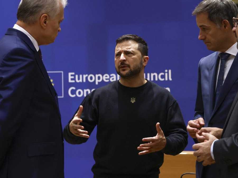 Volodymyr Zelenskyj (uprostred) sa rozpráva s Gitanasom Nausédom, Alexandrom De Croom a Charlesom Michelom na summite EÚ.