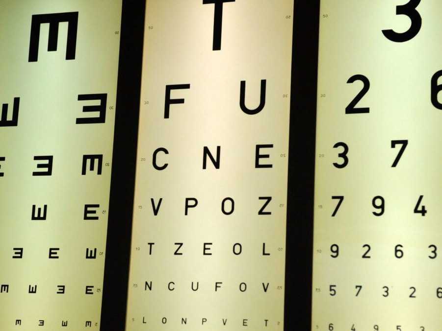 Na snímke čítacie tabuľky s písmenami a znakmi rôznej veľkosti.