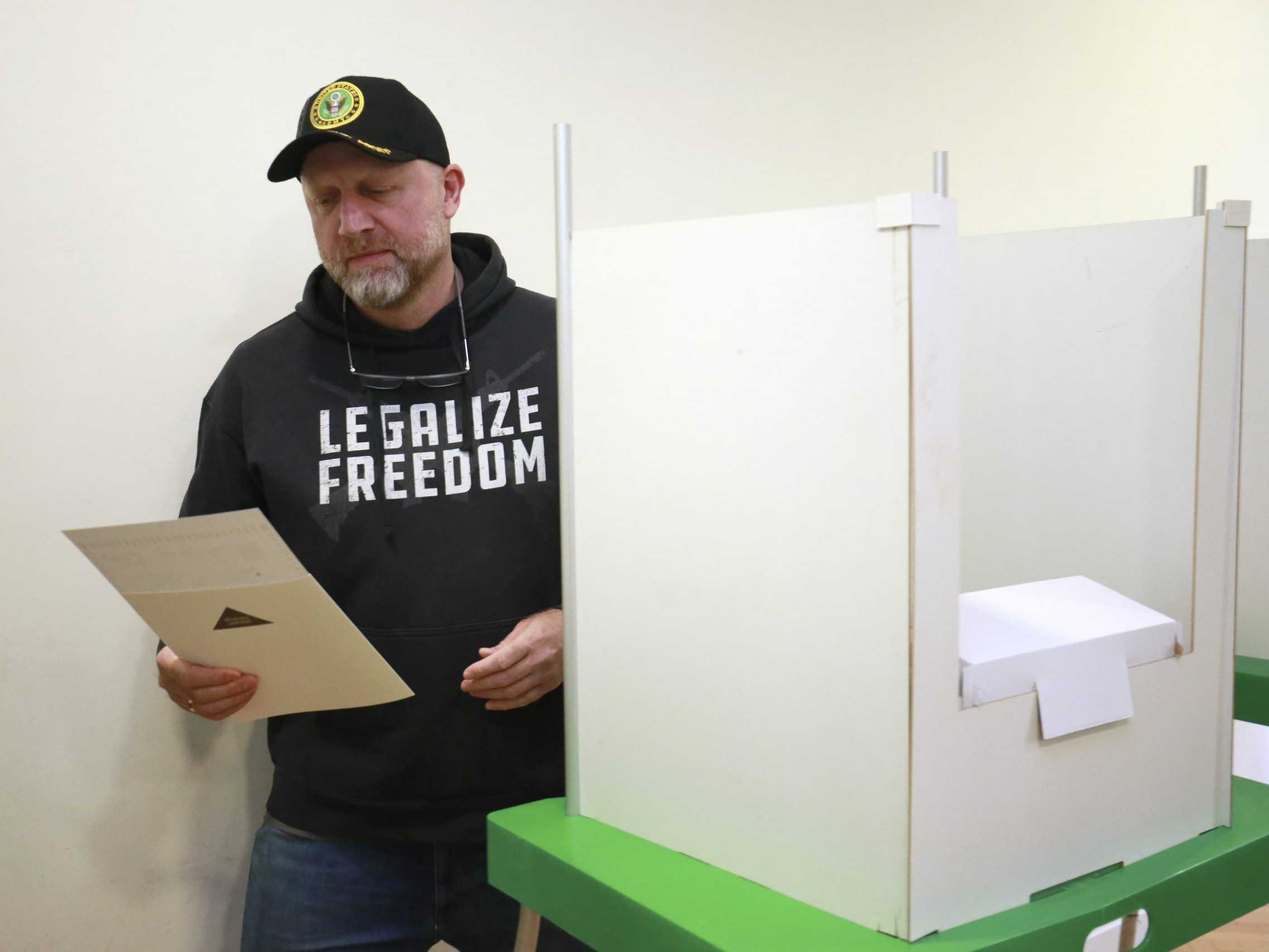 Jeden z opozičných lídrov, Zurab Japaridze, počas hlasovania v parlamentných voľbách.