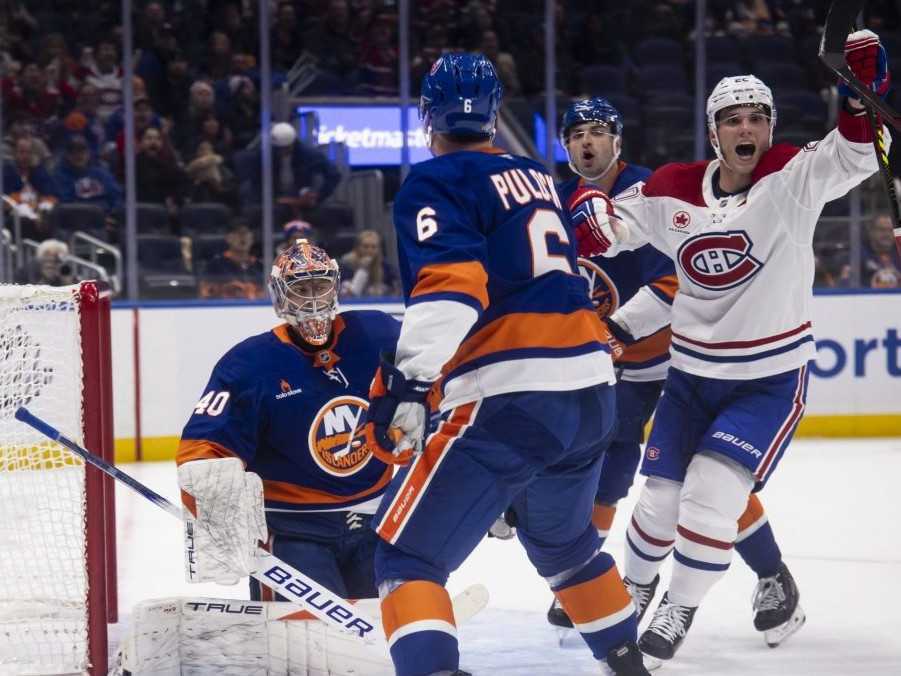 Juraj Slafkovský sa teší s gólu, ktorý strelil jeho spoluhráč Cole Caufield.