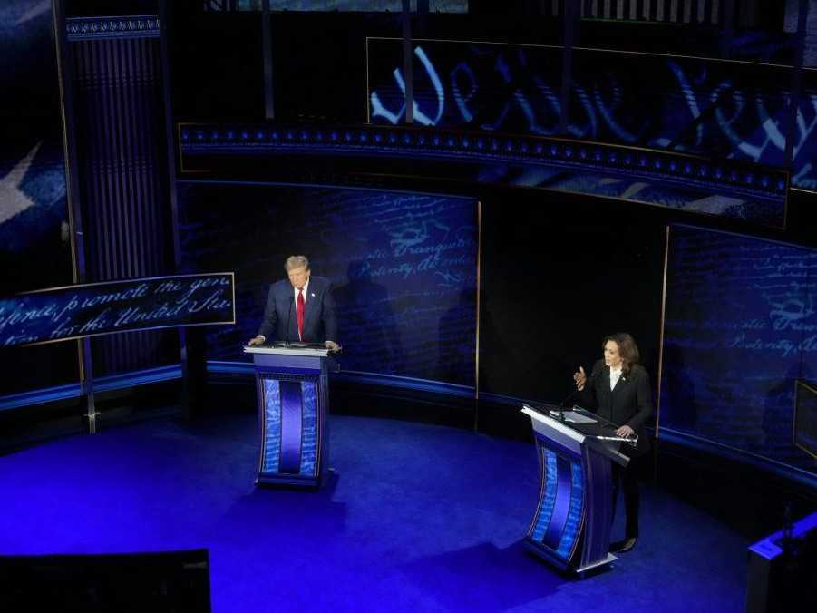 Americkí prezidentskí kandidáti počas televíznej debaty.