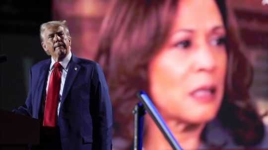 Republikánsky kandidát na prezidenta Donald Trump (v popredí) a demokratická kandidátka Kamala Harrisová (vzadu).