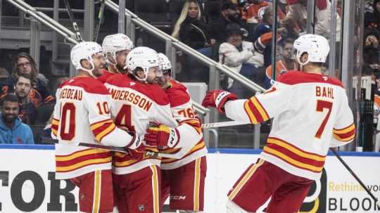 Slovenský hokejový útočník Martin Pospíšil (druhý sprava) z Calgary Flames sa teší so spoluhráčmi po strelení gólu v zápase zámorskej NHL Edmonton Oilers - Calgary Flames.