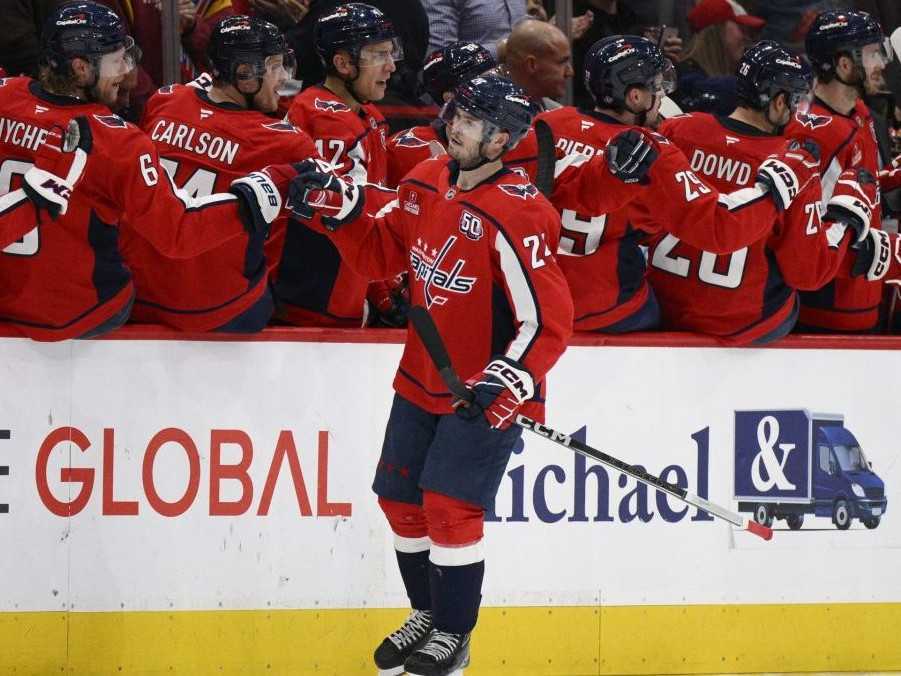 Washington - Center Connor McMichael (24) z Washingtonu Capitals sa raduje z gólu so spoluhráčmi.