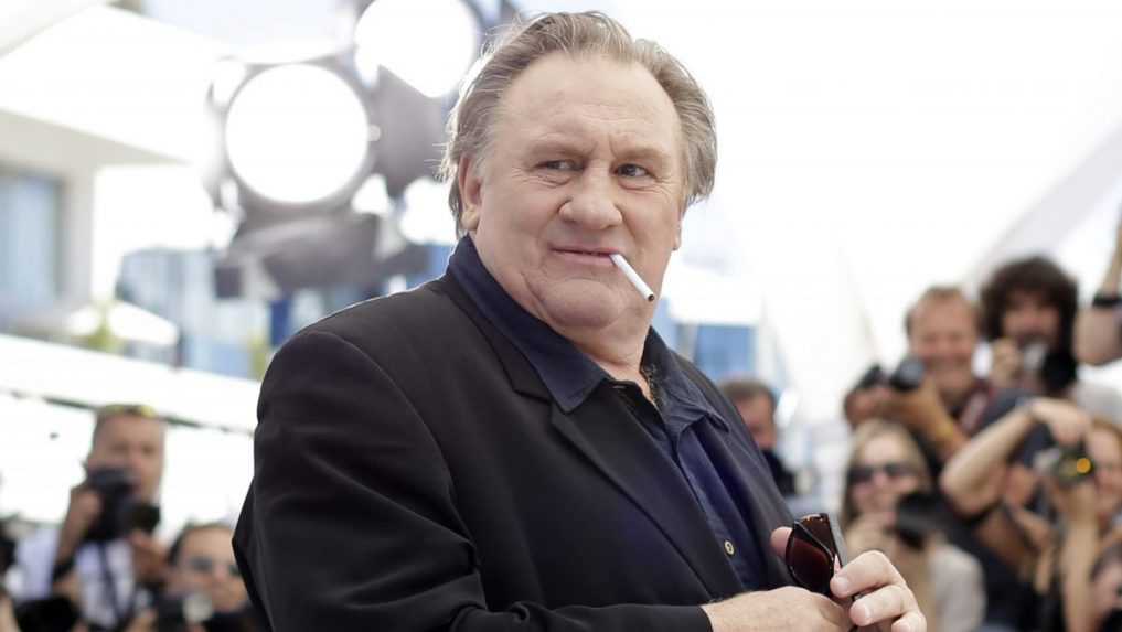 Gérard Depardieu čelí obvineniam zo sexuálneho obťažovania. Súd s hercom sa začal v jeho neprítomnosti