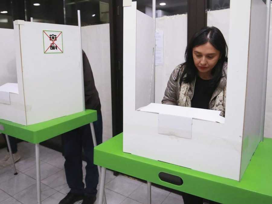 Gruzínci počas parlamentných volieb.