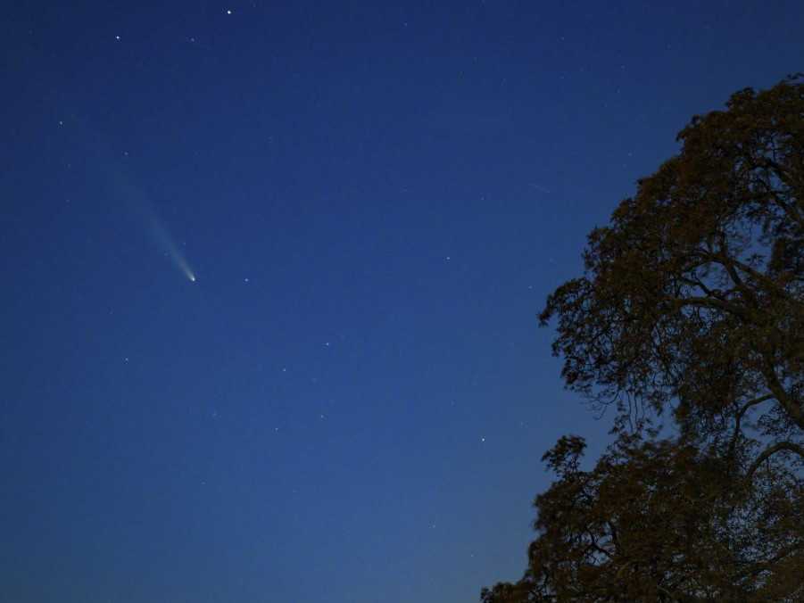 Na snímke kométa C/2023 A3 Tsuchinshan-ATLAS.