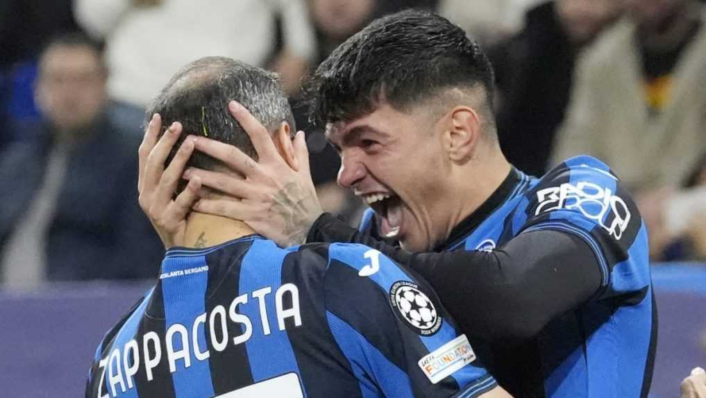 Futbalista Raoul Bellanova z Atalanty Bergamo sa te&scaron;&iacute; z g&oacute;lu so spoluhr&aacute;čom Davidom Zappacostom.