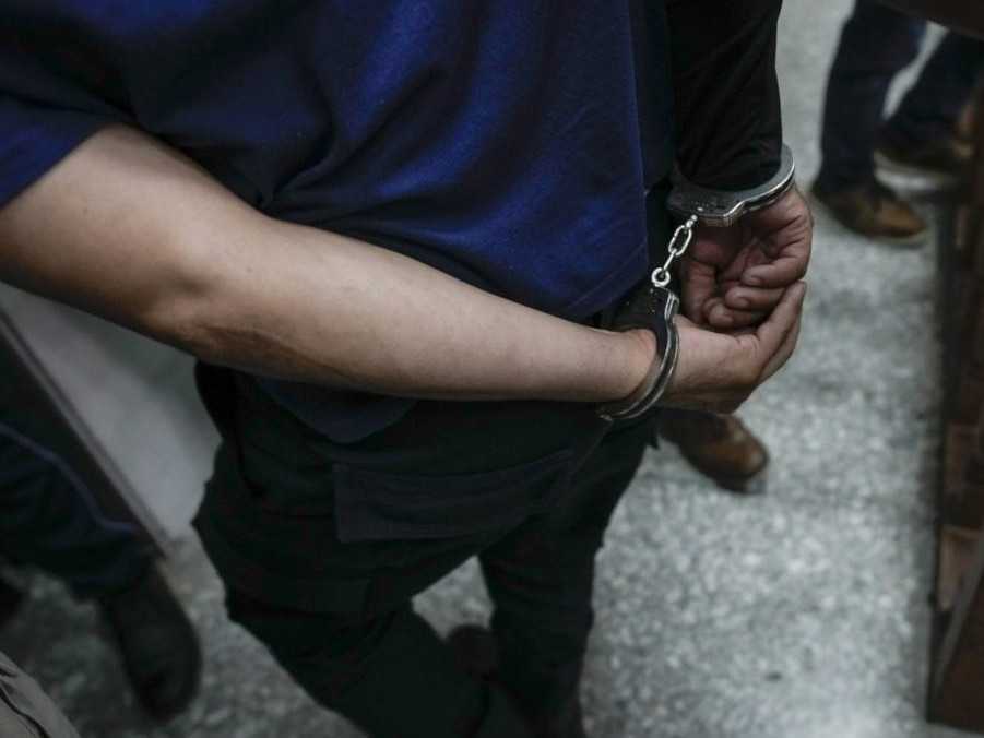 Ilustračná snímka zatknutého muža.