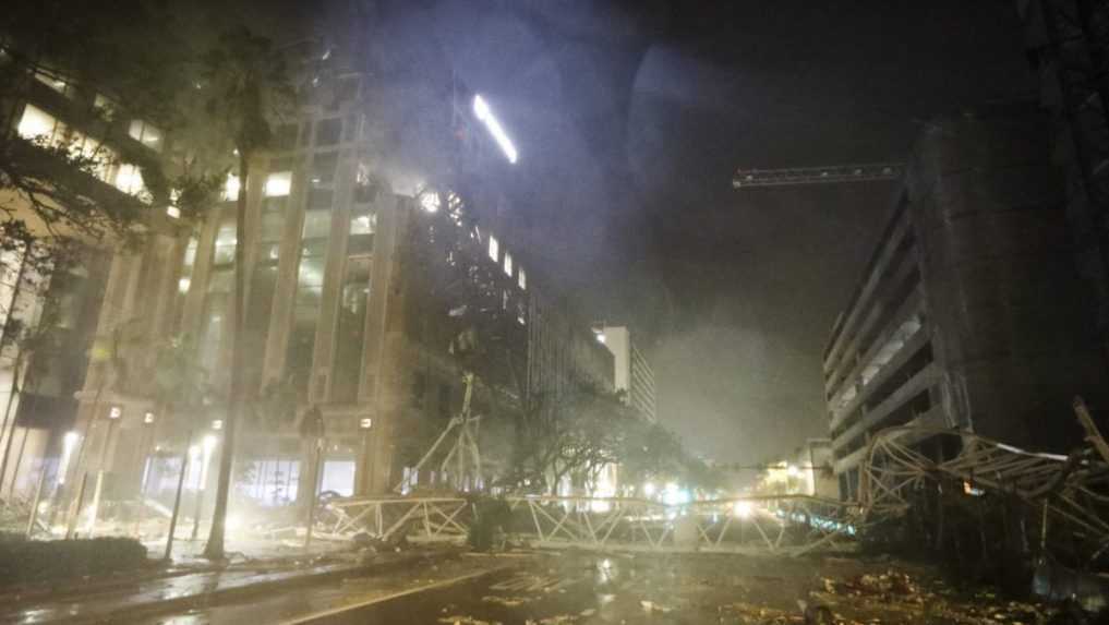 Trosky pokr&yacute;vaj&uacute; zem v bl&iacute;zkosti žeriavu, ktor&yacute; spadol na budovu na 1st Avenue South v St. Petersburgu.