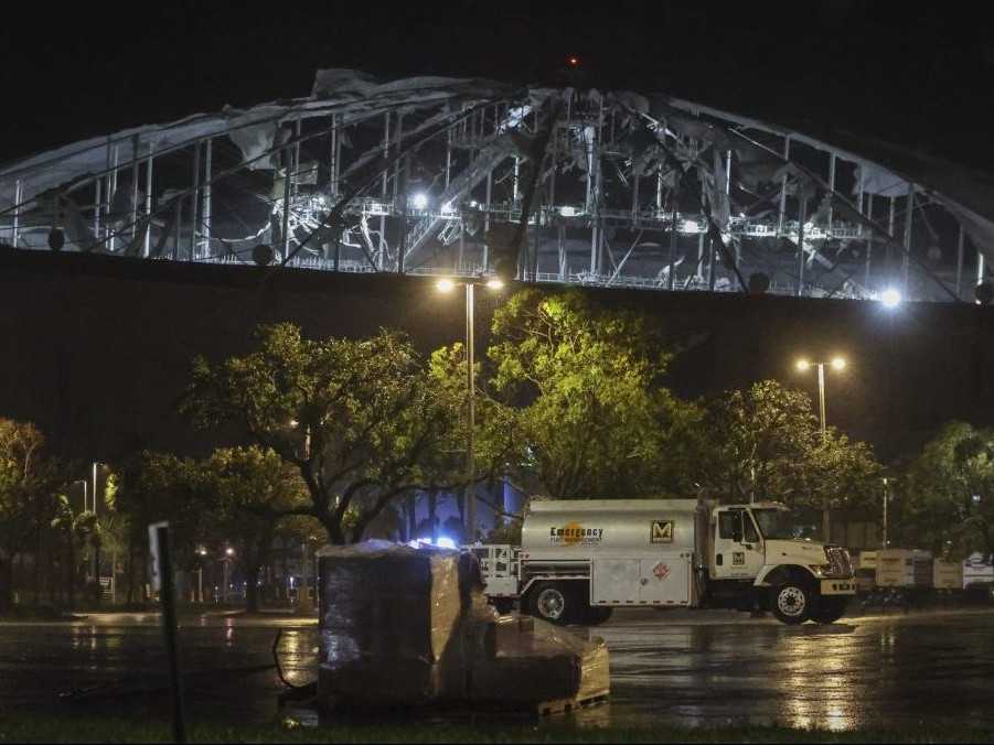 Strecha Tropicana Field, domova Tampa Bay Rays, po vyčíňaní hurikánu Milton.
